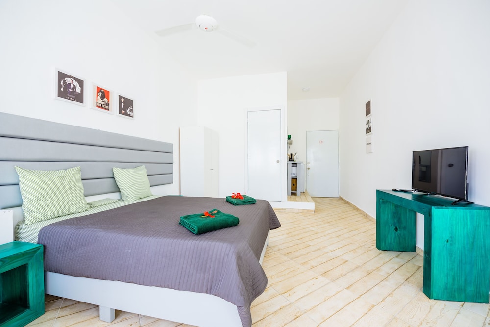 Economy Room, 1 Queen Bed photo 3