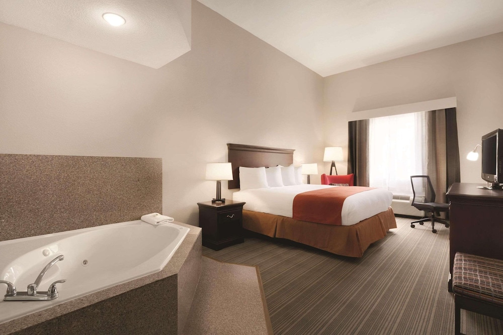 Suite, 1 King Bed, Non Smoking, Jetted Tub - Photo 1