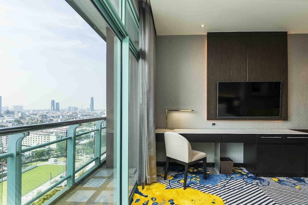 Grand Deluxe Club King City View thumbnail 6