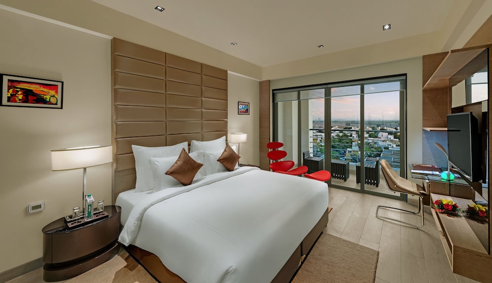 Executive Suite, Non Smoking, Balcony (Living Room, City or Garden View) - Photo 2