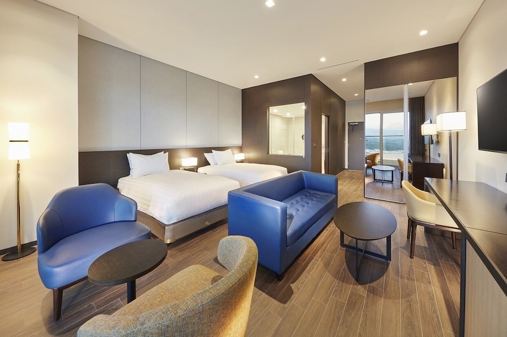 Ambassador Suite, Lake View (Pool access not included)