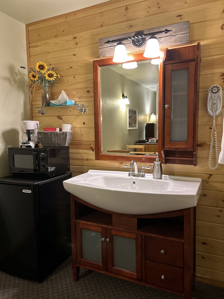 Economy Room, 2 Queen Beds, Ground Floor photo 3