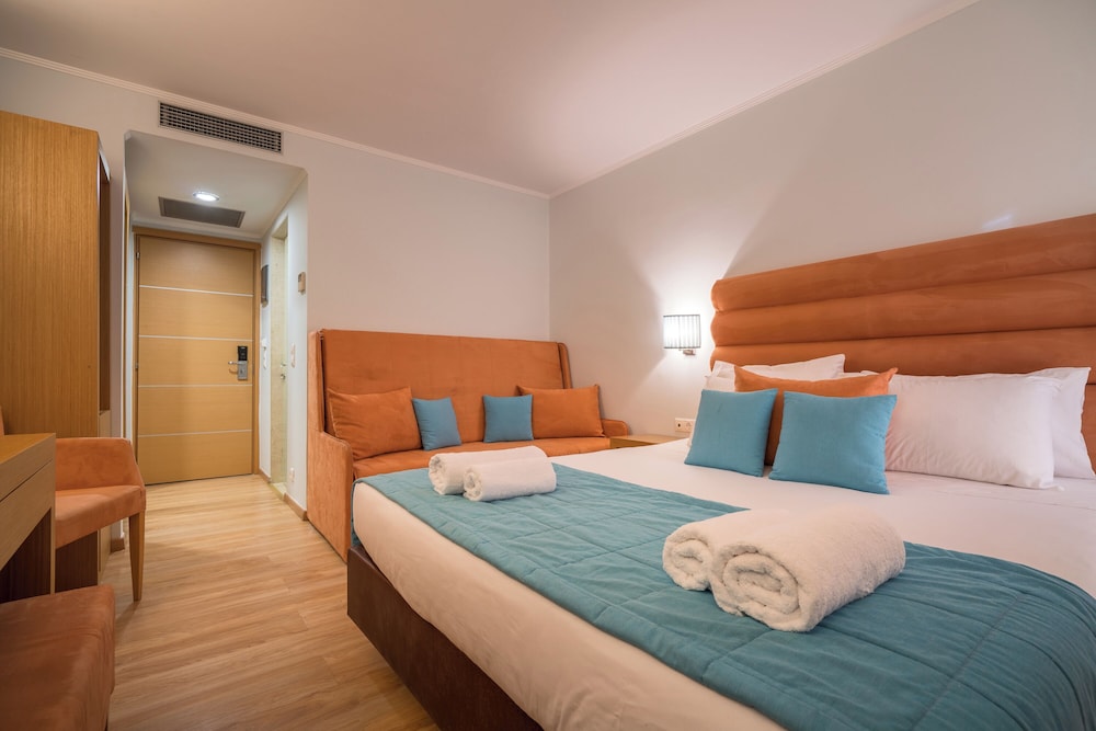 Standard Room (2 Adults + 2 Children) photo 3