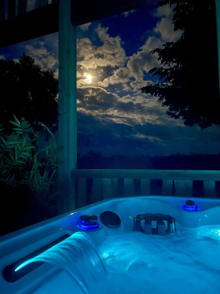 Premium Suite, 1 Queen Bed, Hot Tub, Mountain View - Photo 2