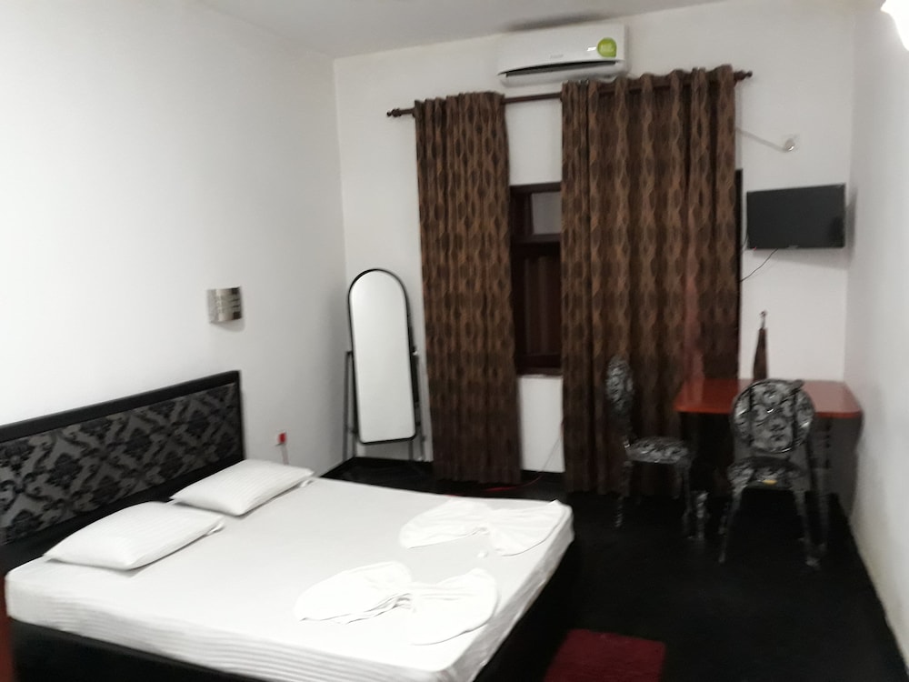 Basic Double Room, 1 Bedroom, Smoking photo 3