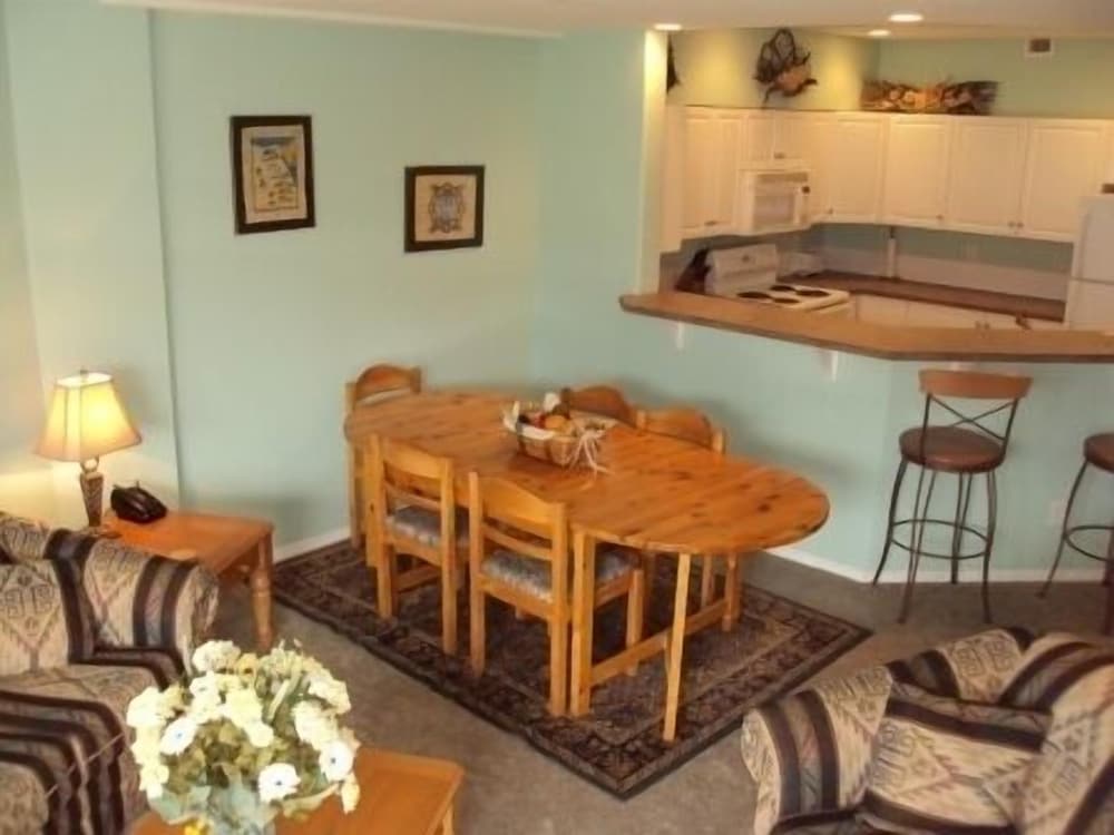 Condo, 3 Bedrooms (204) photo 2
