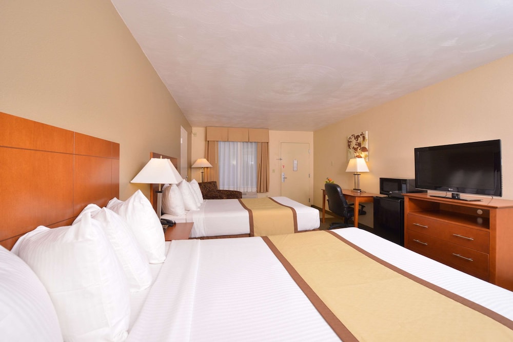 Standard Room, 2 Queen Beds, Non Smoking - Photo 1