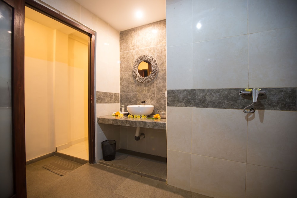Deluxe Room, Pool View - Photo 7