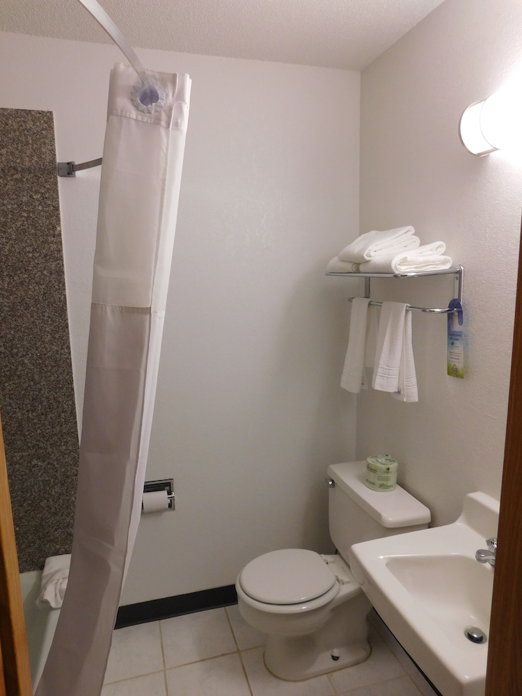 Room, Multiple Beds, Non Smoking, Refrigerator - Photo 9