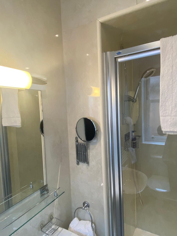Comfort Double or Twin Room, Ensuite, Courtyard View - Photo 4
