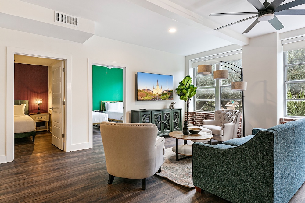 Luxury Condo, 4 Bedrooms, 2 Bathrooms