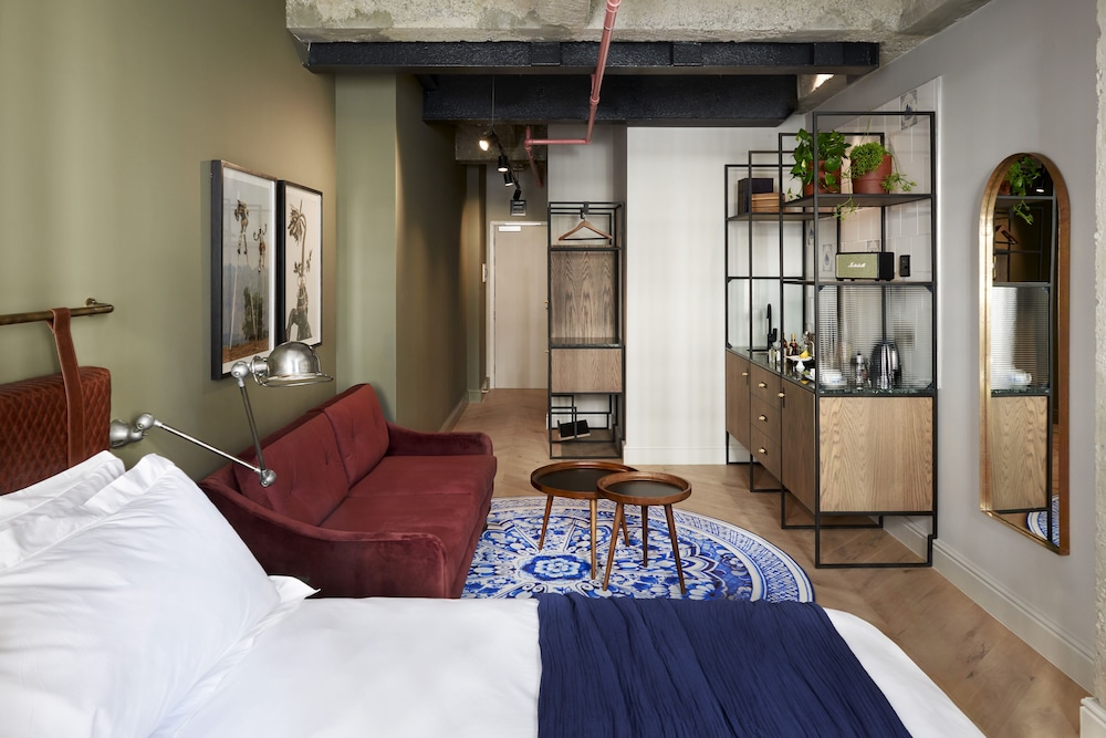 Standard Room, 1 King Bed, City View photo 3