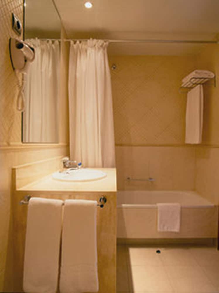 Double Room Single Use thumbnail 5