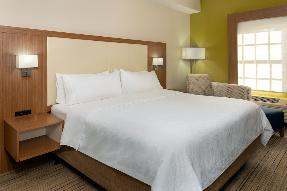 Room, 1 King Bed, Accessible, Non Smoking (Roll-In Shower) - Photo 4