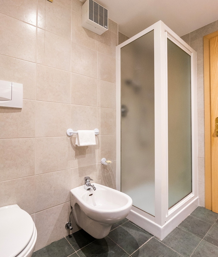 Standard Double or Twin Room - Photo 4