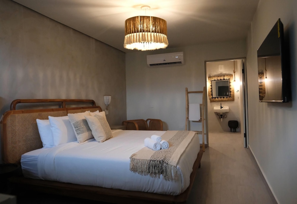 Junior Suite, 1 King Bed, Non Smoking photo 1