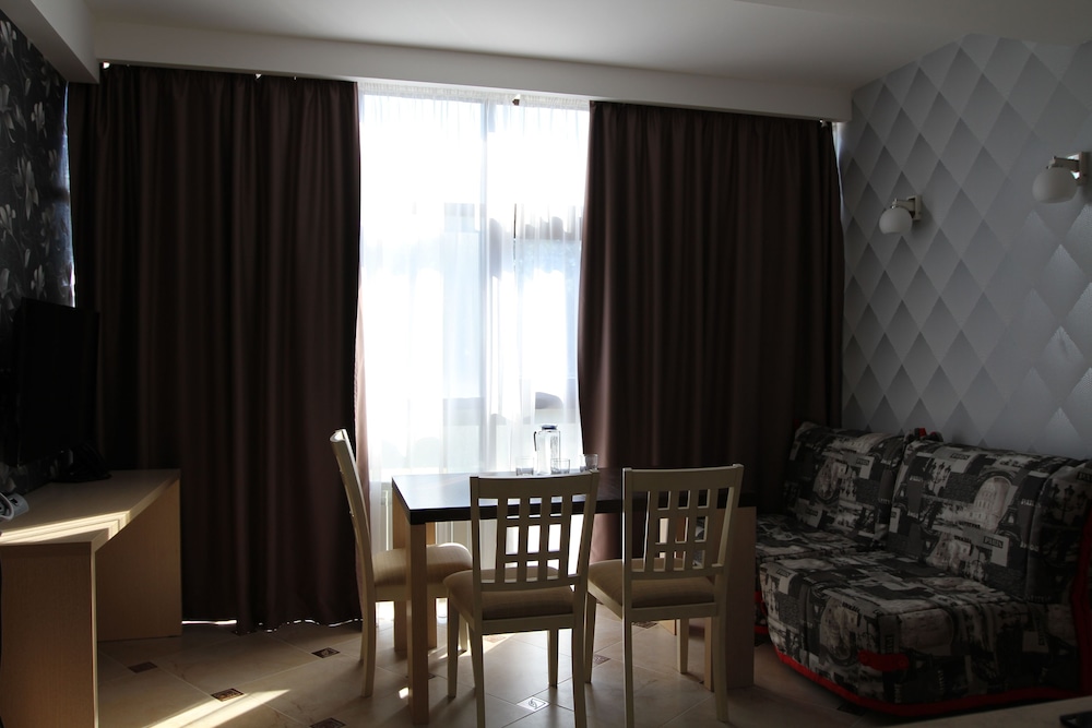 Family Room photo 3