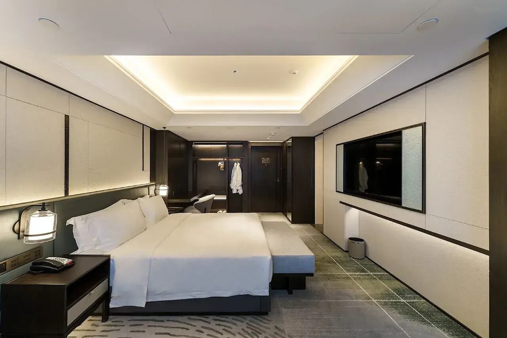 Deluxe King-Bed Room