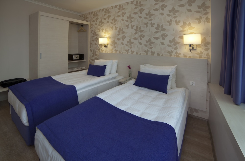 Deluxe Double Or Twin Room, Jetted Tub photo 3