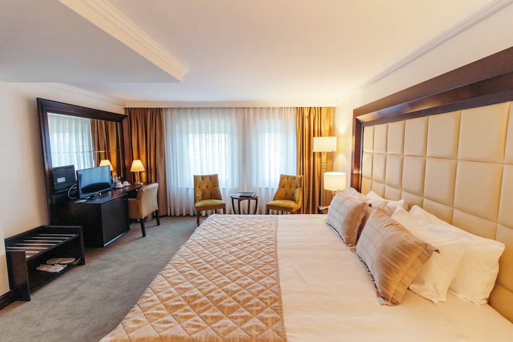 Luxury Studio Suite, 1 King Bed, City View photo 2