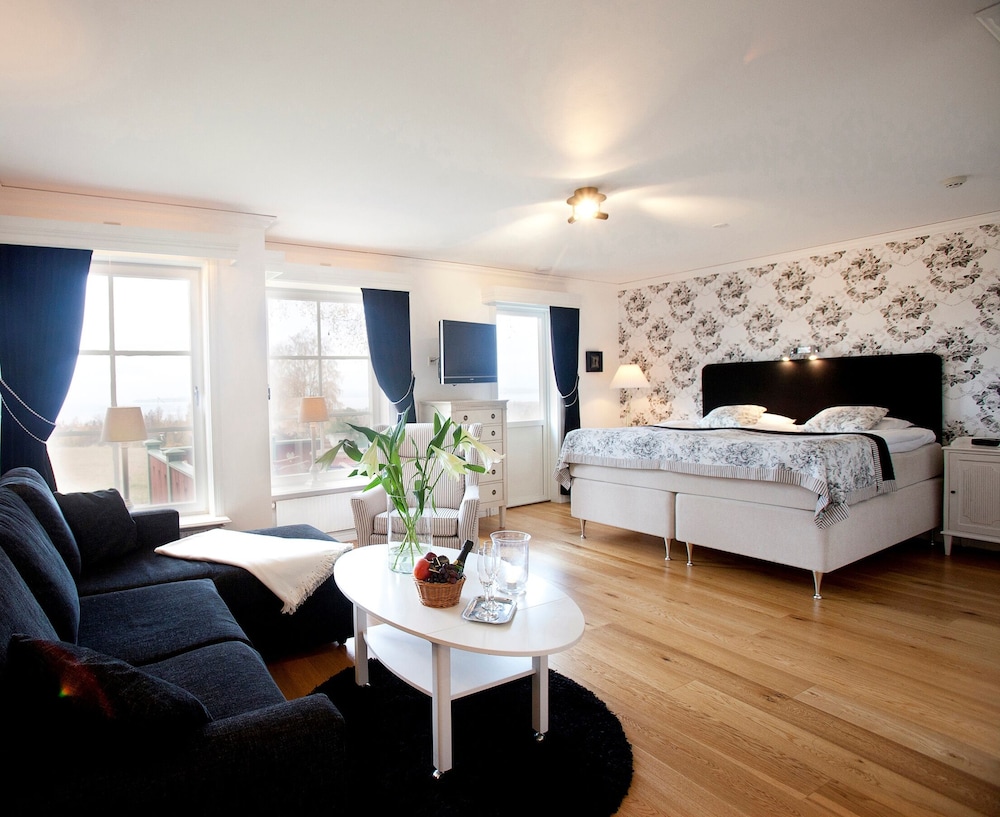 Panoramic Studio Suite, Jetted Tub (Pets not allowed) photo 1