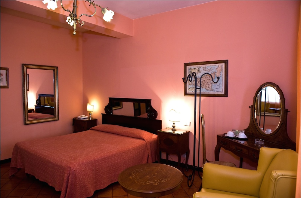 Deluxe Double Room, 1 King Bed, Balcony, Sea Facing - Photo 9
