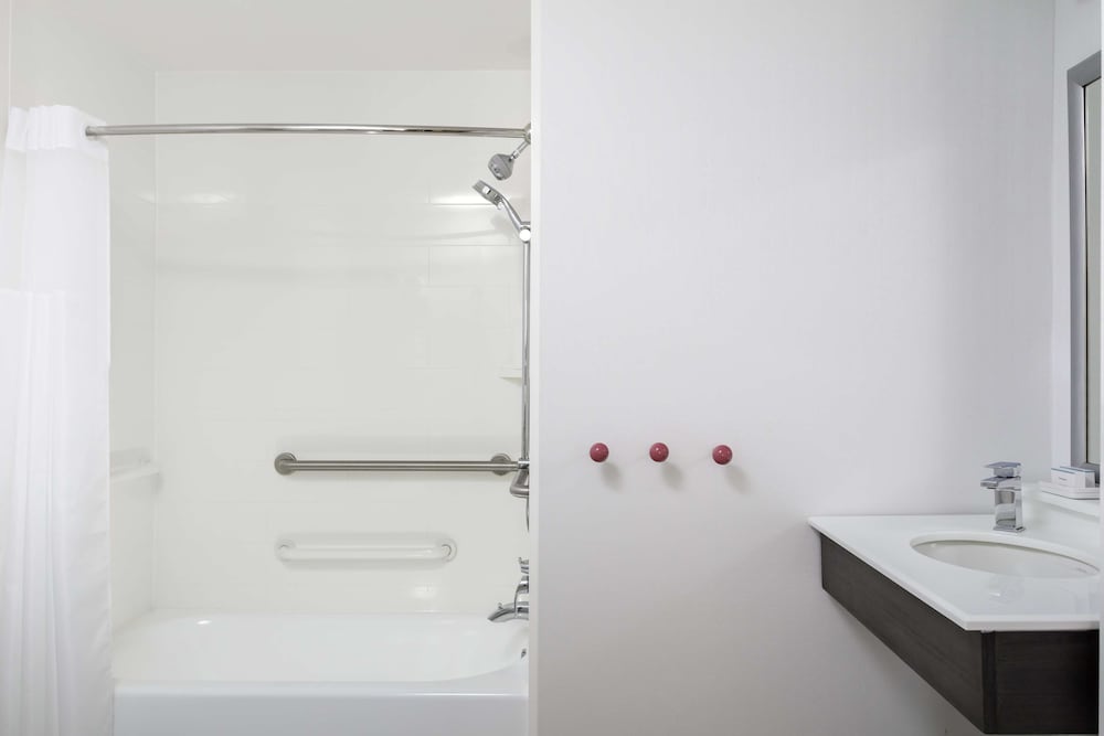Room, 1 King Bed, Accessible, Bathtub (Pool View)