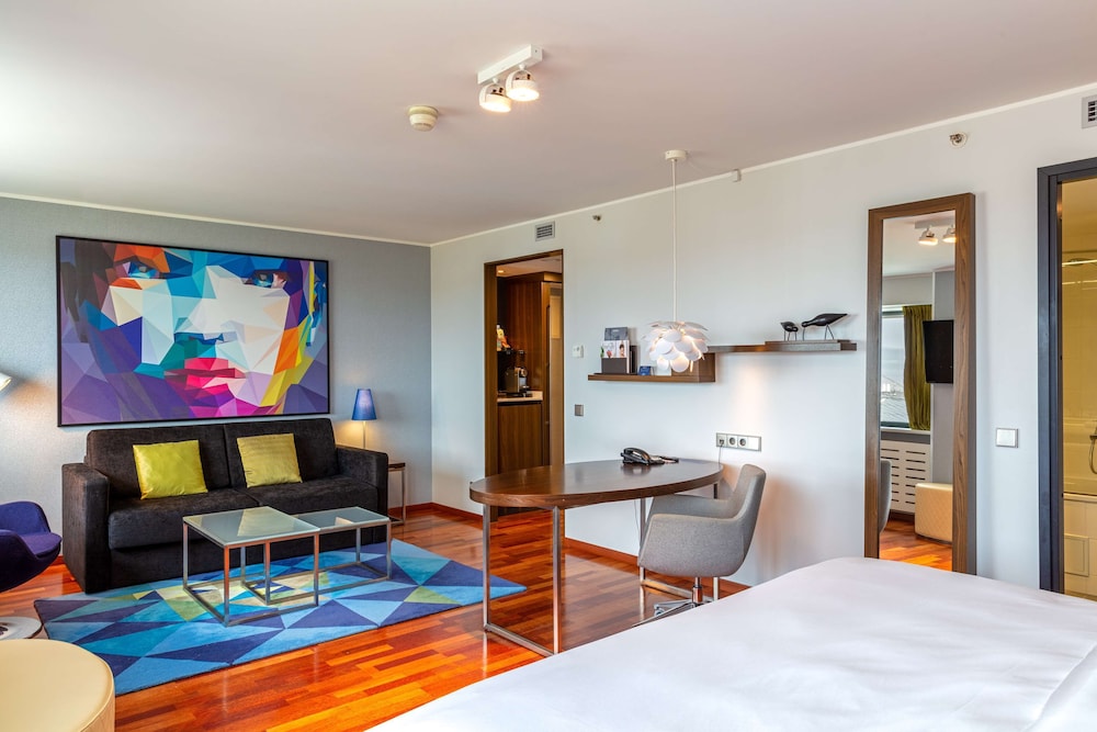 Suite, 1 Bedroom - Photo 2