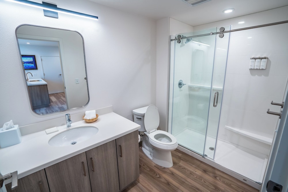 Double Room Single Use, 2 Queen Beds, Balcony, Ocean View photo 3