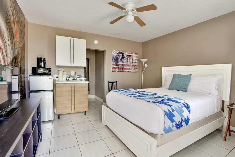 Comfy Urban Studio with One Queen Bed photo 1