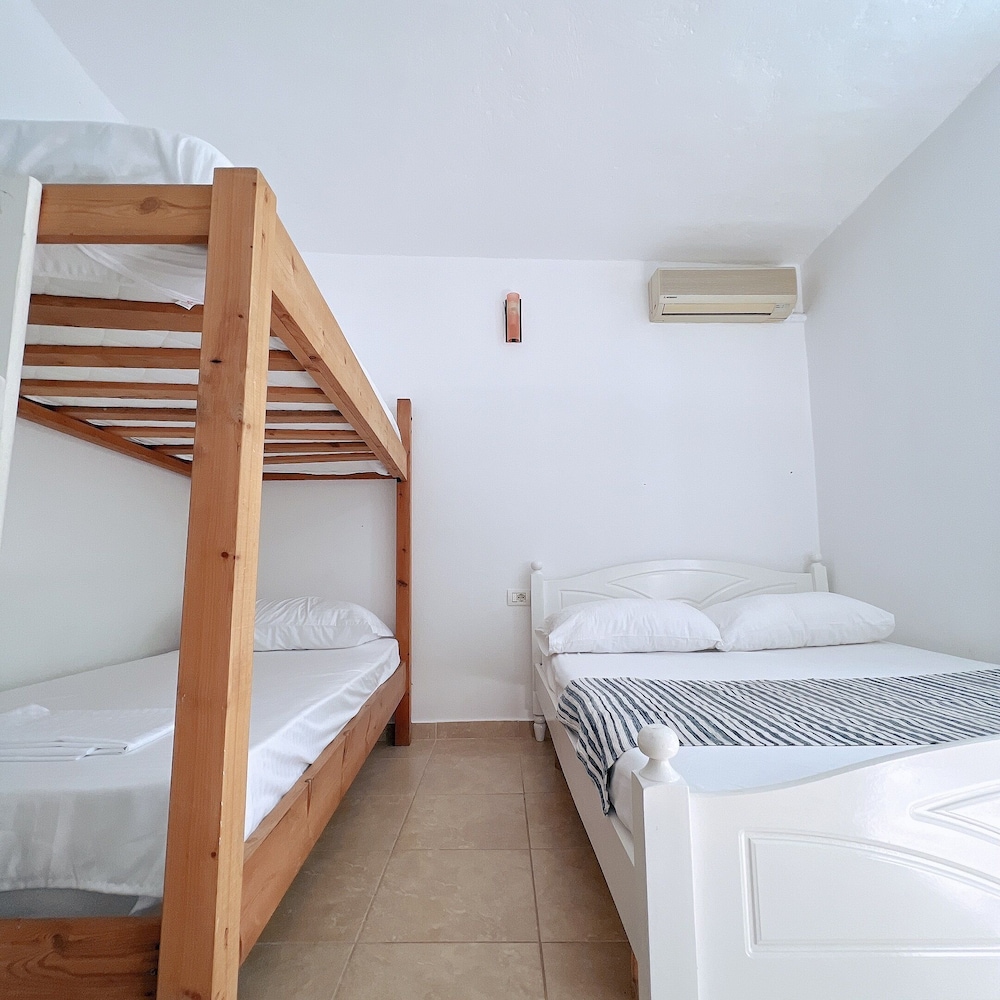 Basic Quadruple Room, Multiple Beds photo 2