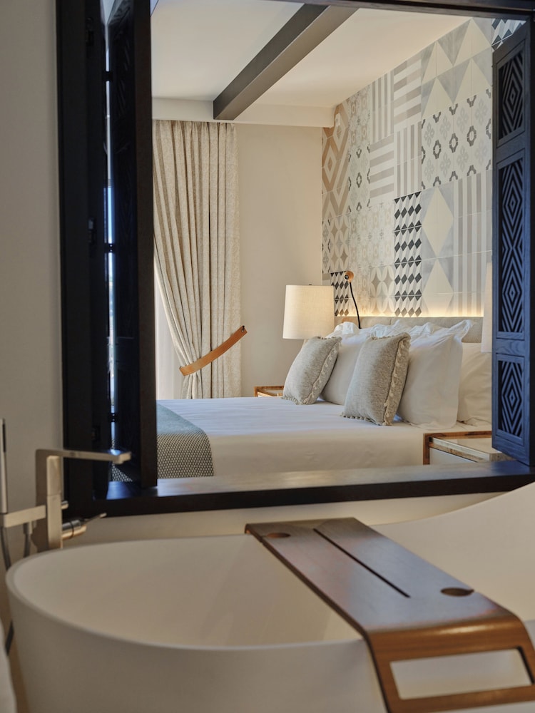 Room, 1 King Bed, Terrace (Residence) - Photo 4