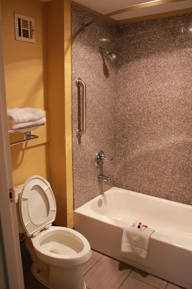 Room, 1 King Bed, Accessible, Smoking (Mobility) - Photo 5