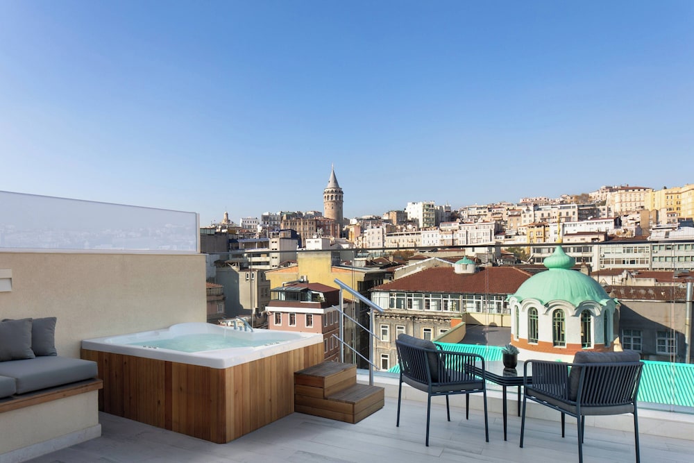 Deluxe Room, 2 Twin Beds, City View thumbnail 5