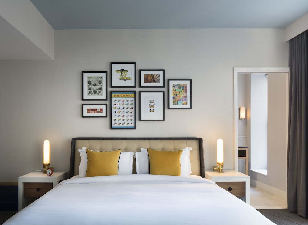Premium Room, 1 King Bed, City View, Corner
