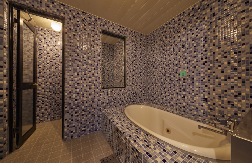 Queen Bedroom - C photo 3
