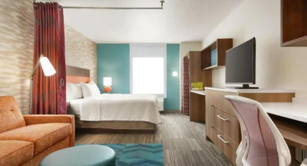 Suite, 1 King Bed, Accessible, Bathtub - Photo 4