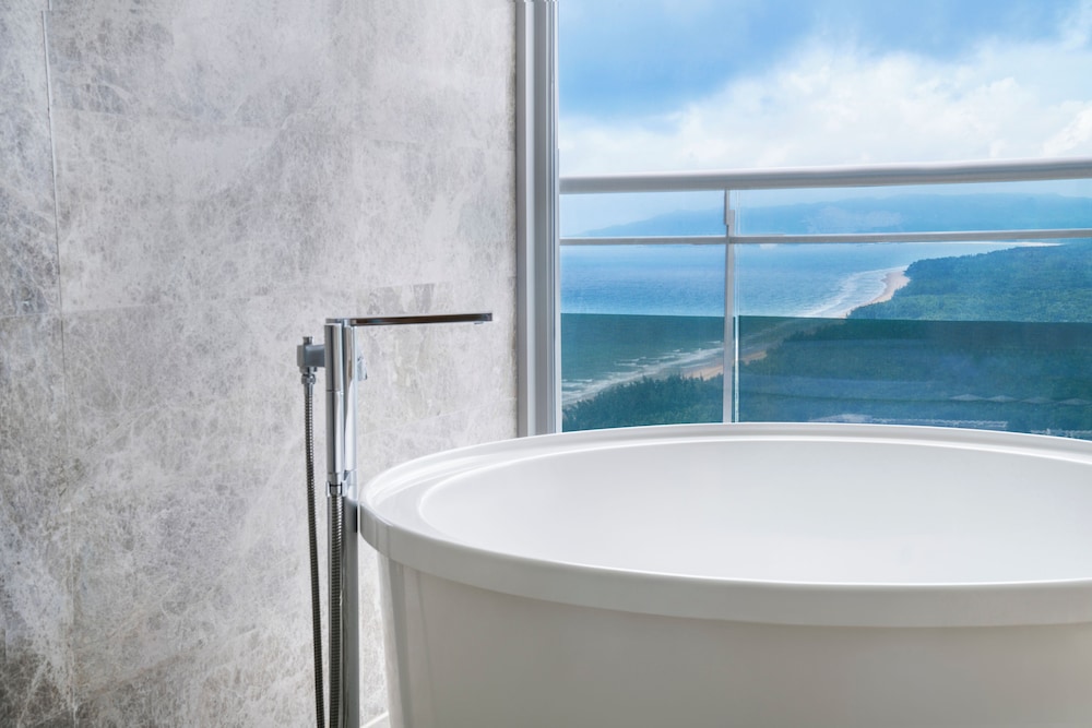 Ocean View Ambassador Queen Bed Suite (unlimited free entry to the water park & Lost chambers during photo 3