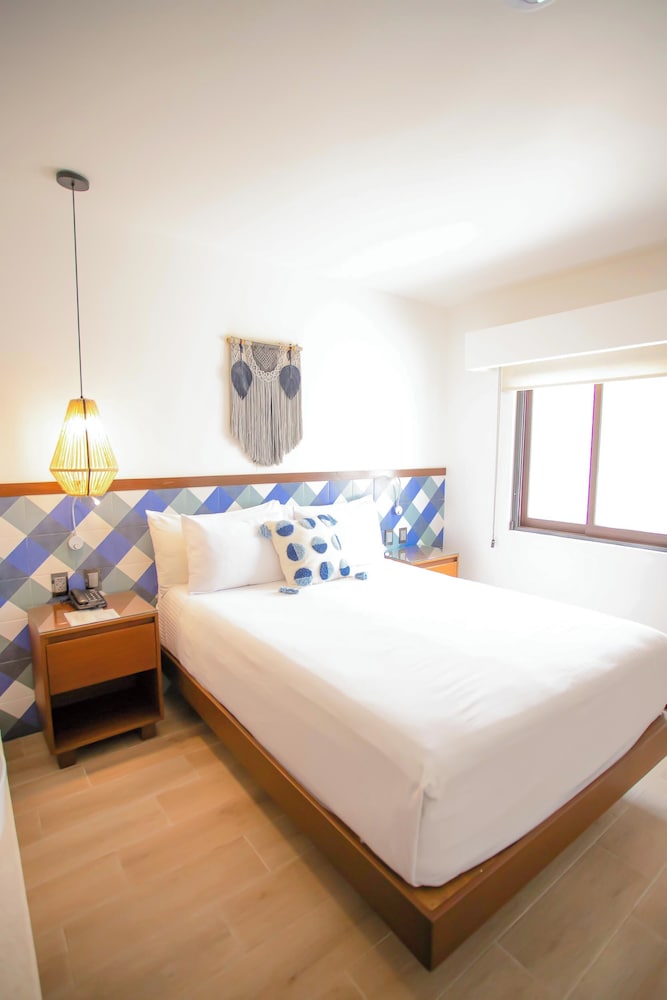 Superior Room, 1 Queen Bed, Refrigerator - Photo 2