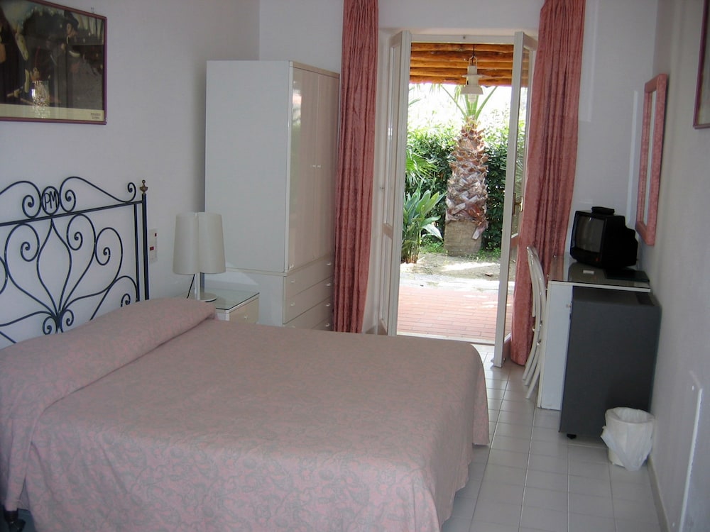 Standard Double or Twin Room, Garden View, Ground Floor photo 2