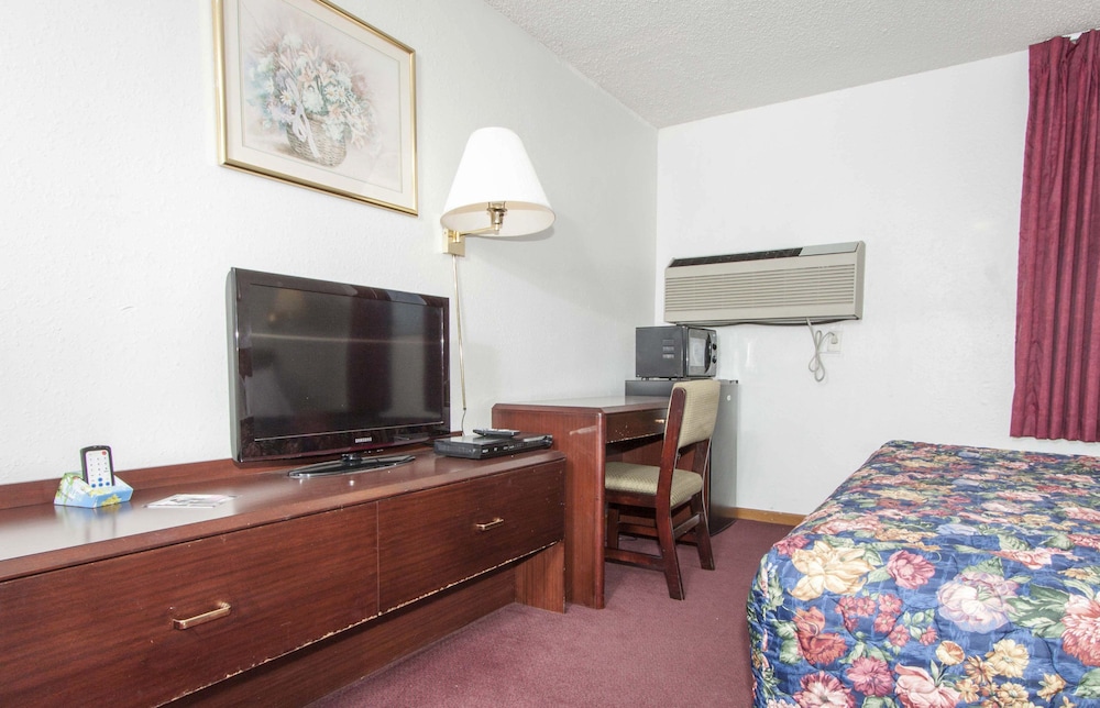 Room, 1 King Bed, Non Smoking, Jetted Tub photo 3