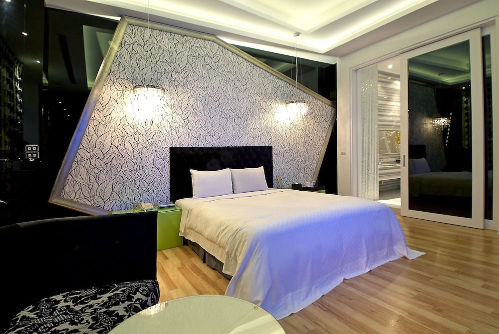 XL-Suite (Check-in after 8PM) photo 2