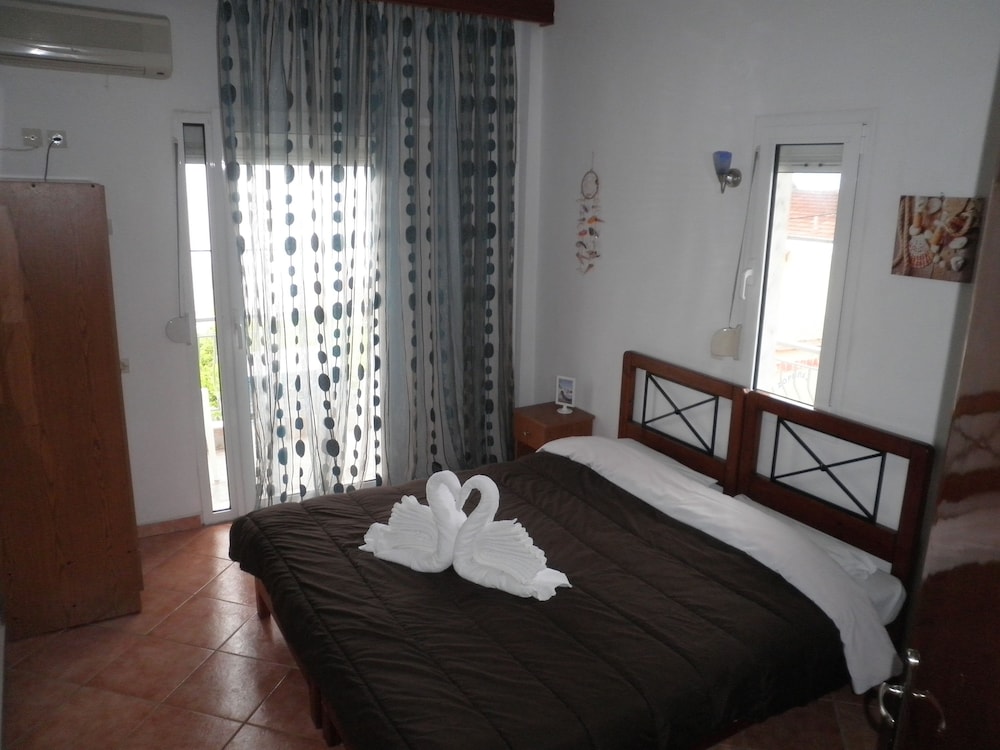 Classic Studio, 2 Twin Beds, Smoking, Sea View photo 2