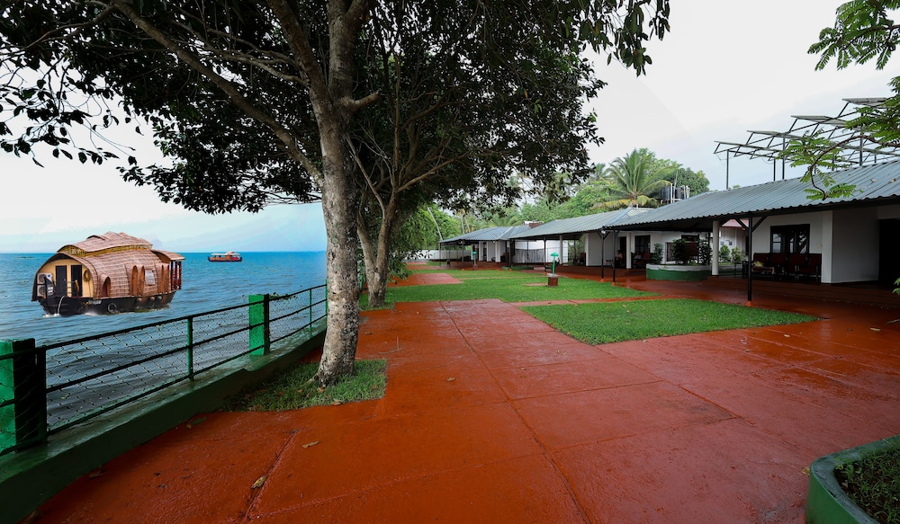 Lakefacing Cottage - Photo 2