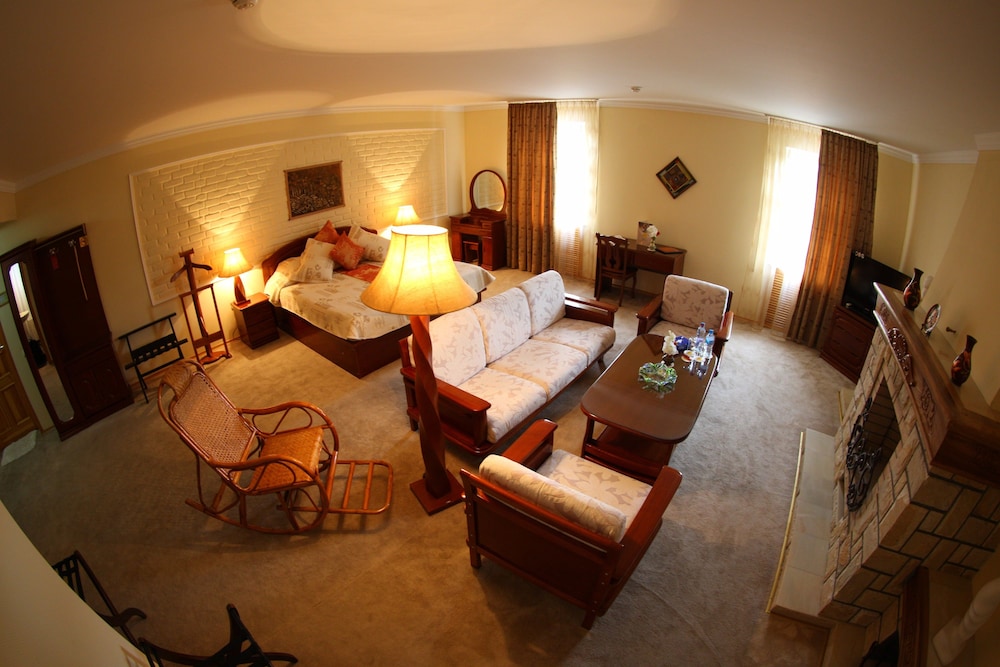 Executive Suite - Photo 2