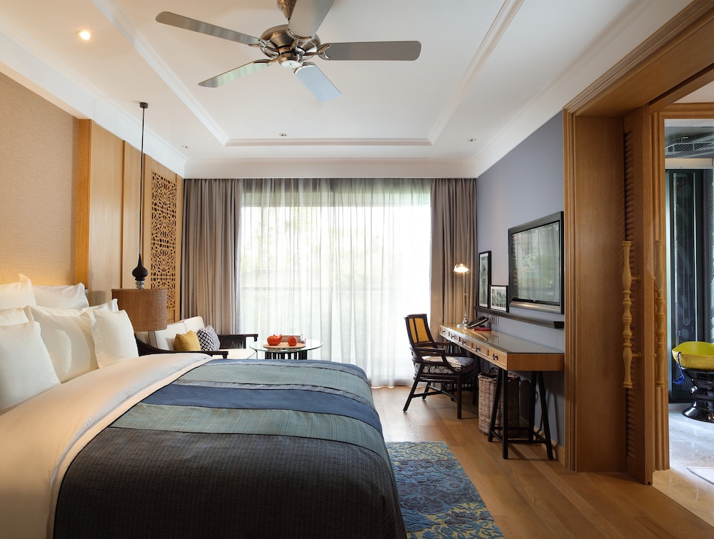 Standard Room, 1 King Bed, Accessible (Courtyard Access) thumbnail 5