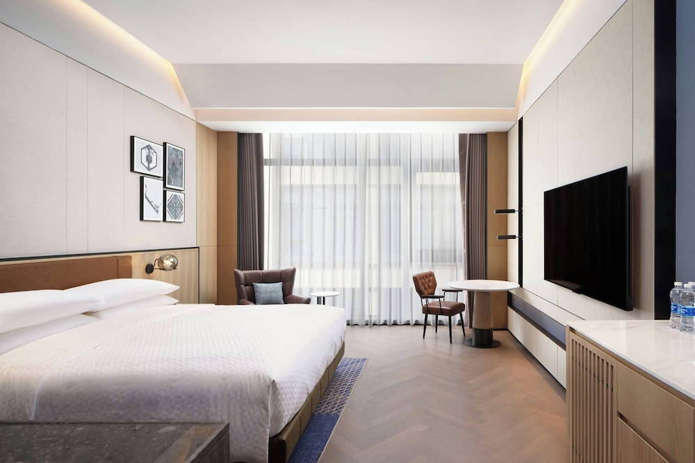 Atrium View King Room