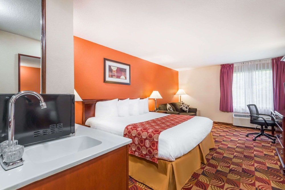Deluxe Suite, 1 King Bed, Non Smoking, Executive Level - Photo 2