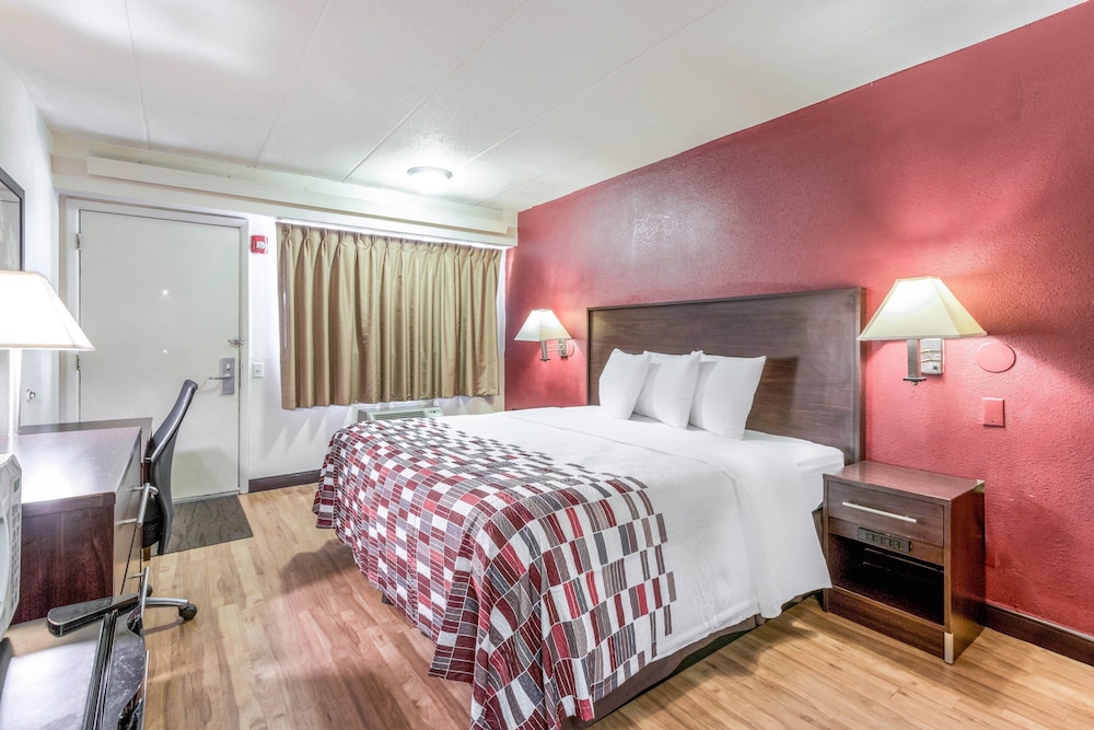 Deluxe Room, 1 King Bed, Smoking - Photo 5