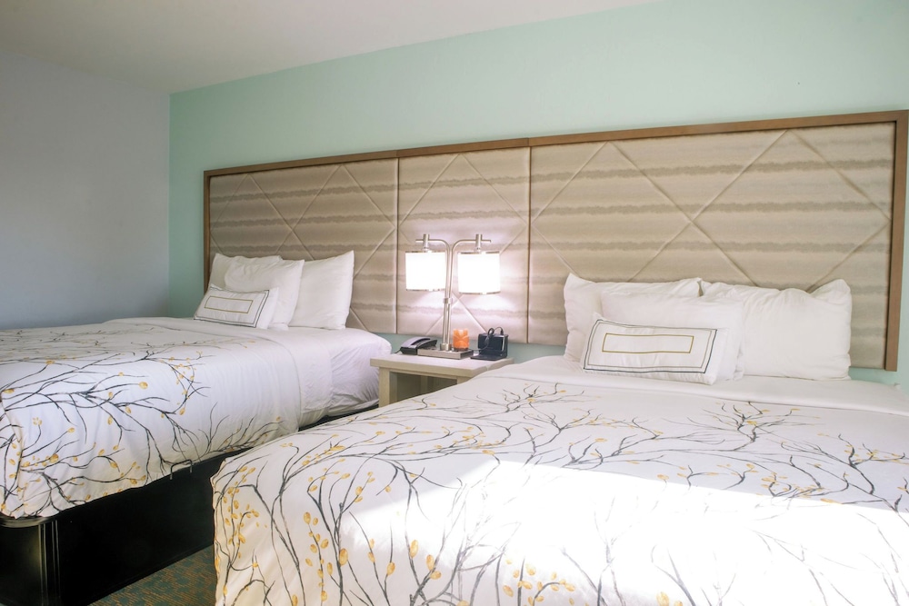 Deluxe Room, Multiple Beds - Photo 39